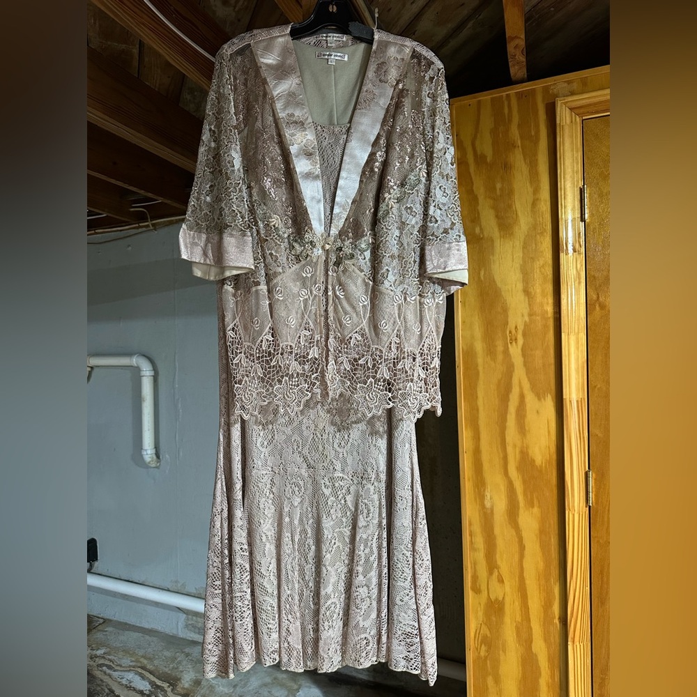 Chic Lace Long Sleeve Dress in Cream
